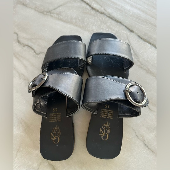 CN Sandals - Picture 3 of 5